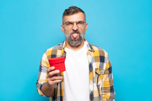 Erwachsener Mann Fühlt Sich Angewidert Und Gereizt Streckt Zunge Heraus — Stockfoto