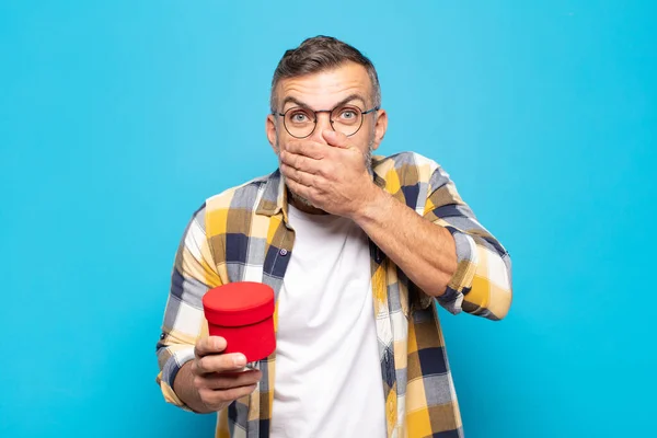 Erwachsener Mann Bedeckt Mund Mit Händen Mit Einem Schockierten Überraschten — Stockfoto