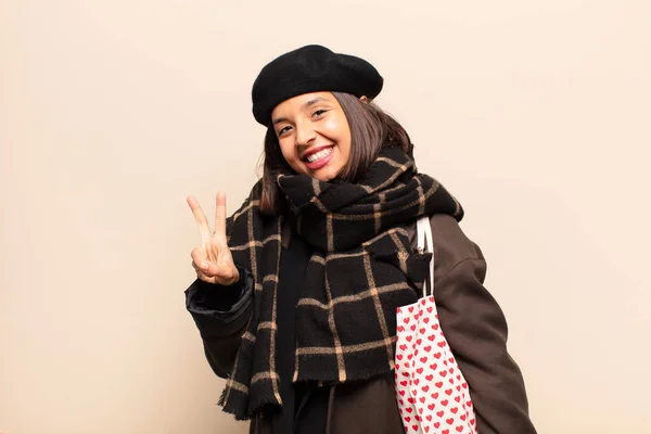 Spanyol Kadın Gülümsüyor Mutlu Görünüyor Kaygısız Pozitif Zafer Barış Simgesi — Stok fotoğraf