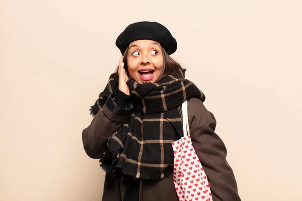 Hispanische Frau Die Sich Glücklich Aufgeregt Und Überrascht Fühlt Und — Stockfoto