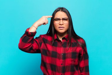 Latin kadının kafası karışık ve kafası karışık. Deli, deli ya da aklını kaçırmış olduğunu gösteriyor.