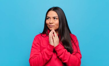 Latin bir kadın kötü bir plan yaparken ya da bir numara düşünürken gururlu, yaramaz ve kibirli hisseder.