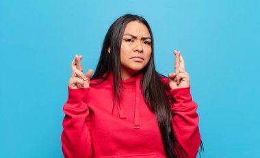 Latin kadın endişeyle şans diliyor ve endişeli bir bakışla iyi şanslar diliyor.