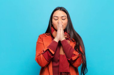 Latin kadın mutlu ve heyecanlı, şaşırmış ve şaşırmış elleri ağızda, tatlı bir ifadeyle kıkırdıyor.