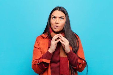 Latin kadın entrikalar ve komplolar kuruyor, hilekar hileler ve hileler düşünüyor, kurnazlık ve ihanet