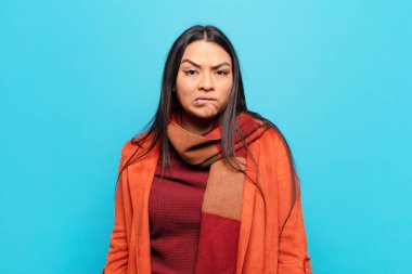 Latin bir kadın kendini cahil, kafası karışık ve hangi seçeneği seçeceği konusunda kararsız hissediyor, sorunu çözmeye çalışıyor.