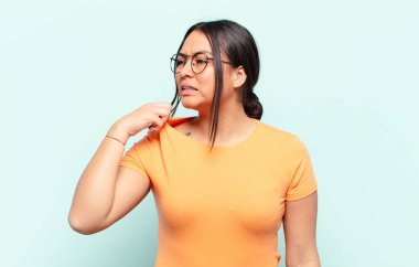 Latin bir kadın kendini stresli, endişeli, yorgun ve hayal kırıklığına uğramış hissediyor.