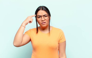 Latin kadının kafası karışık ve kafası karışık. Deli, deli ya da aklını kaçırmış olduğunu gösteriyor.