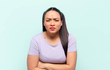 Latin kadın endişeli, hasta, hasta ve mutsuz hissediyor. Ağrılı bir mide ağrısı ya da grip geçiriyor.