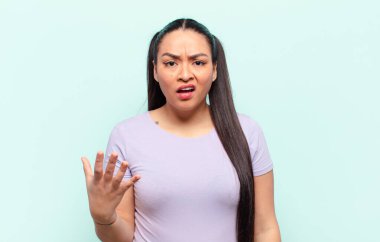 Kızgın, sinirli ve hayal kırıklığına uğramış görünen Latin bir kadın. Senin neyin var? 