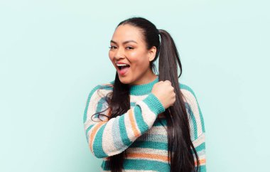 Latin kadın kendini mutlu, pozitif ve başarılı hissediyor, bir meydan okumayla karşılaştığında motive oluyor veya iyi sonuçları kutluyor.