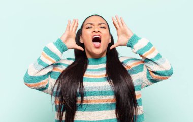 Elleri havada bağıran Latin bir kadın, öfkeli, sinirli, stresli ve üzgün.