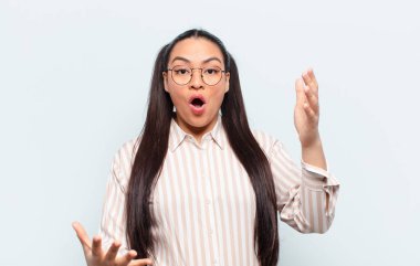 Latin bir kadın son derece şaşırmış, şaşırmış, endişeli ve paniklemiş, stresli ve dehşete kapılmış görünüyor.