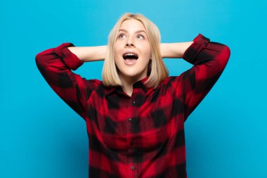 Sarışın kadın gülümsüyor ve rahatlıyor, tatmin oluyor, kaygısız, neşeli ve rahatlatıcı.