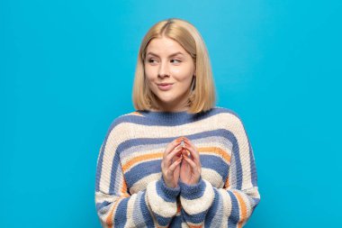 Sarışın kadın entrikalar ve komplolar kuruyor, hilekar hileler ve aldatmalar düşünüyor, kurnazlık ve ihanet