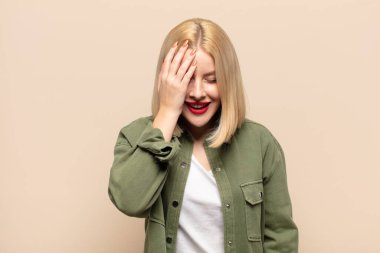 Sarışın kadın gülüyor ve alnına şaplak atıyor. Unuttum ya da aptalca bir hataydı. 