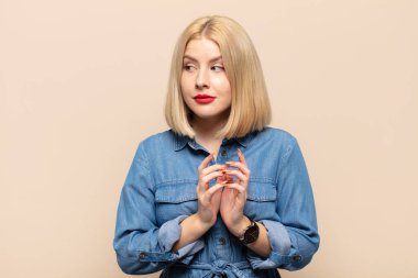 Sarışın kadın entrikalar ve komplolar kuruyor, hilekar hileler ve aldatmalar düşünüyor, kurnazlık ve ihanet