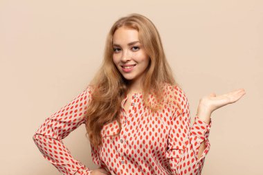 Sarışın kadın gülümsüyor, kendinden emin, başarılı ve mutlu hissediyor, fotokopi odasında konsept veya fikir gösteriyor.