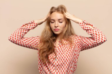 Sarışın kadın konsantre, düşünceli ve ilham verici, beyin fırtınası yapıyor ve hayal kuruyor.