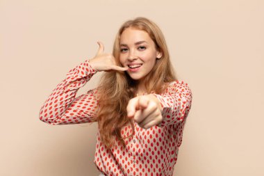 Sarışın kadın neşeyle gülümsüyor ve kamerayı işaret ediyor. Sonra seni arıyor, telefonla konuşuyor.