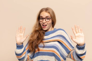 Sarışın kadın sersemlemiş ve korkmuş hissediyor. Korkutucu bir şeyden korkuyor. Elleri açık ve uzak dur diyor.