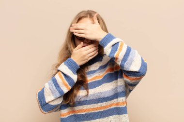 Sarışın kadın kameraya hayır diyen iki eliyle yüzünü kapatıyor! Resimler reddediliyor ya da yasaklanıyor