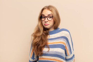 Sarışın kadın üzgün ve stresli, kötü bir sürpriz yüzünden üzgün, olumsuz, endişeli bir bakışla