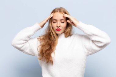 Sarışın kadın konsantre, düşünceli ve ilham verici, beyin fırtınası yapıyor ve hayal kuruyor.