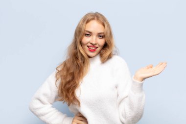 Sarışın kadın gülümsüyor, kendinden emin, başarılı ve mutlu hissediyor, fotokopi odasında konsept veya fikir gösteriyor.