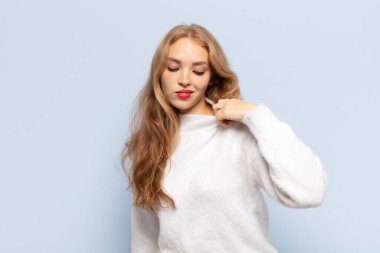 sarışın kadın stresli, endişeli, yorgun ve hayal kırıklığına uğramış, gömleğini çekiştiren, sıkıntılı görünen