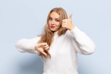 Sarışın kadın kafası karışık, bilgisiz ve kararsız hissediyor, iyi ve kötü seçenekleri ya da seçenekleri tartıyor.