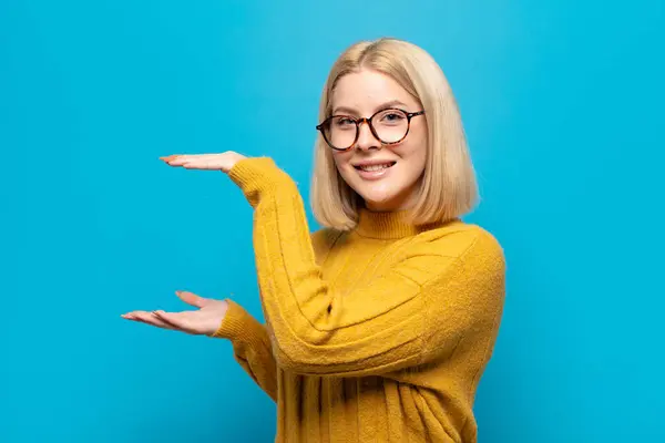 Blonde Vrouw Glimlachen Zich Gelukkig Positief Tevreden Voelen Houden Tonen — Stockfoto