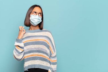 Genç İspanyol kadın kendini stresli, endişeli, yorgun ve hayal kırıklığına uğramış hissediyor.