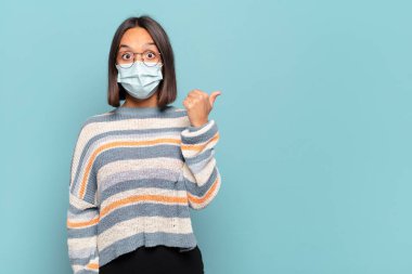 Genç İspanyol kadın inançsızlıktan şaşkın şaşkın bakıyor, yan taraftaki objeyi işaret ediyor ve diyor ki: