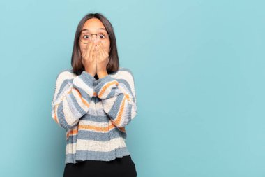 Şok olmuş, şaşırmış bir ifadeyle ağzını kapatan, sır saklayan ya da 