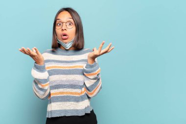 Genç İspanyol kadın aşırı derecede şaşırmış, şaşırmış, endişeli ve paniklemiş, stresli ve dehşete kapılmış görünüyor.