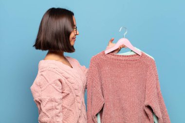 Profil görünümlü genç İspanyol kadın uzayı kopyalamaya çalışıyor, düşünüyor, hayal ediyor ya da hayal kuruyor.