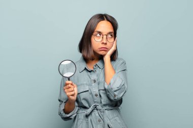 Genç İspanyol kadın sıkılmış, hayal kırıklığına uğramış ve uykulu hissediyor. Yorucu, sıkıcı ve can sıkıcı bir işin ardından, el ele tutuşarak.