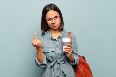 Genç İspanyol kadın kızgın, sinirli, asi ve agresif hissediyor. Orta parmağını sallıyor, karşı koyuyor.