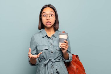 Genç İspanyol kadın ağzı açık ve şaşkın, şok olmuş ve hayretler içinde inanılmaz bir sürprizle