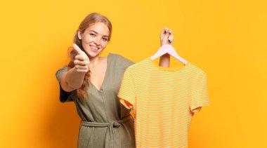 Gururlu, tasasız, kendine güvenen ve mutlu, olumlu gülümseyen.