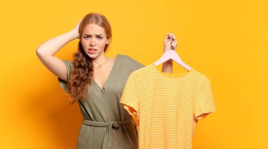 Stresli, endişeli, endişeli ya da korkmuş hissediyorum, ellerim başımda, yanlışlıkla panikliyorum.