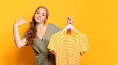 Stresli, endişeli, yorgun ve hayal kırıklığına uğramış, gömleğini çekmiş, sorunlu görünüyor.