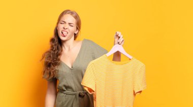 İğrençsin, sinir bozucusun, dilini dışarı çıkarıyorsun, iğrenç ve iğrenç bir şeyden hoşlanmıyorsun.