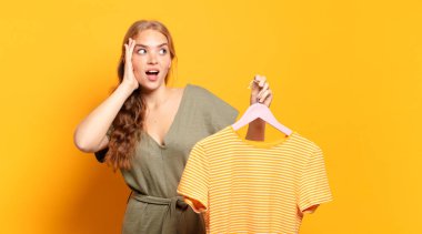 Mutlu, heyecanlı ve şaşırmış hissediyorum, iki elimle de yana bakıyorum.