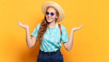 Kafası karışmış, kafası karışmış, şüpheci, farklı seçenekleri tartıyor ya da komik ifadelerle seçiyor.