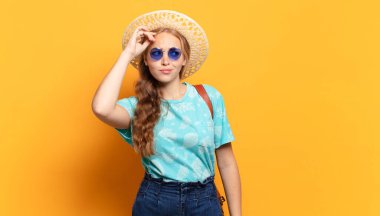 Şaşkın ve şaşkın hissediyorum, başımı kaşıyorum ve yan tarafa bakıyorum.