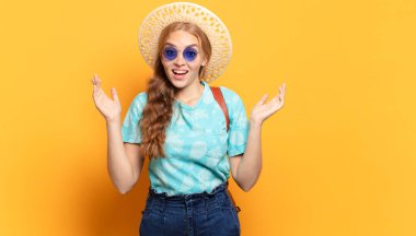 Mutlu, heyecanlı, şaşırmış ya da şok olmuş, gülümseyen ve hayrete düşmüş.