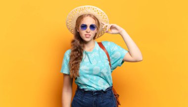 Kafan karışık ve şaşkın, deli, deli ya da aklını kaçırmış olduğunu gösteriyorsun.