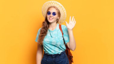 Gülümsüyor ve dost canlısı görünüyor, 5 ya da 5 numarayı gösteriyor, el önde, geriye doğru sayıyor.